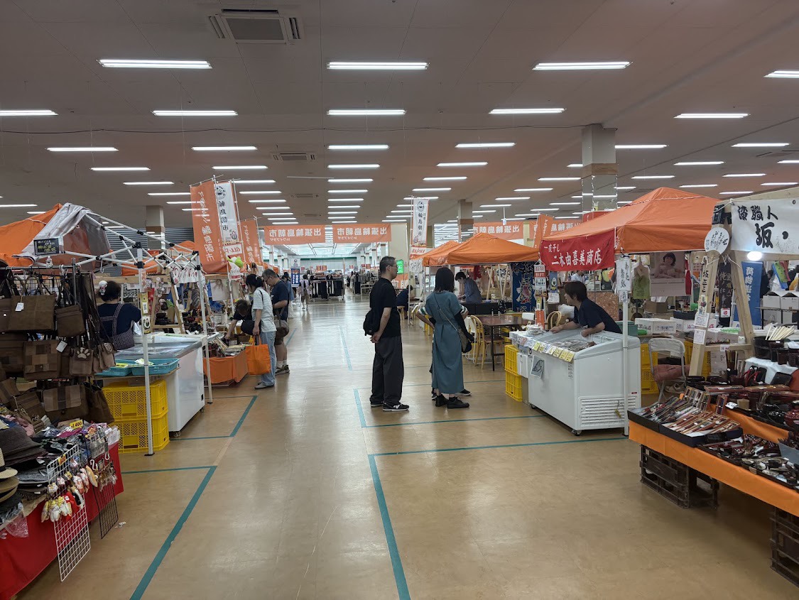 屋内に並ぶ輪島朝市の出店と来場者